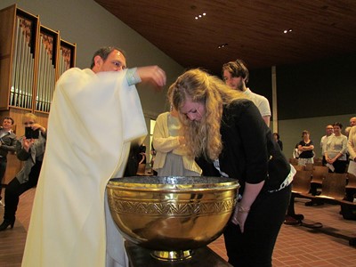 Doopviering van jongvolwassenen Nikki en Yves op sacramentsdag in de Sint-Anna-ten-Drieënkerk Antwerpen Linkeroever op zondag 29 mei 2016